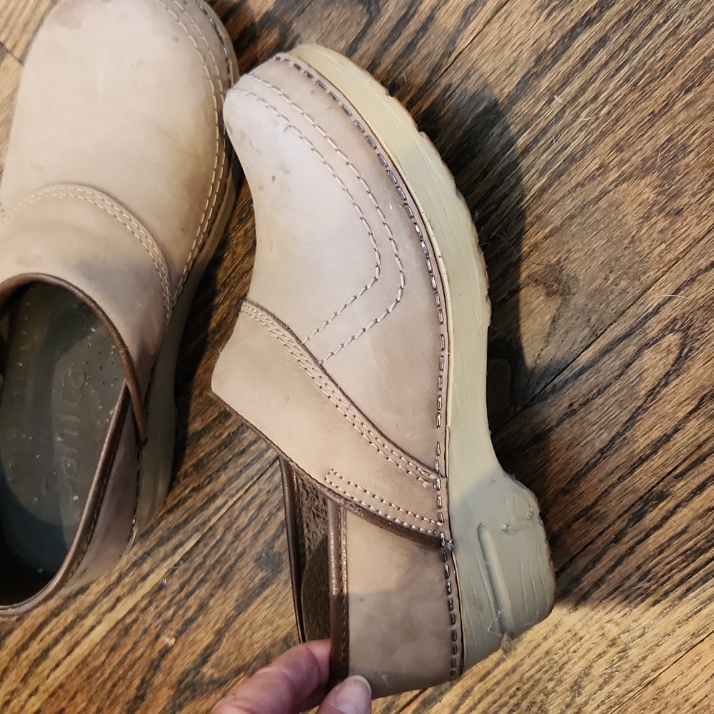 Tan seeds clogs